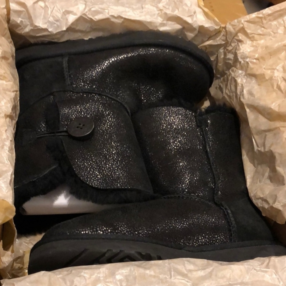 ISO: STINGRAY SIZE 7 UGGS - Picture 2 of 5